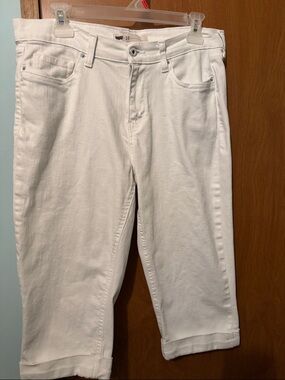 Levi’s White Cropped Jeans